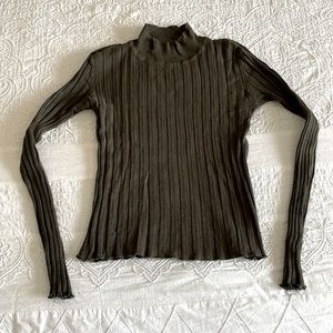 Super stretchy mock neck long sleeve top.